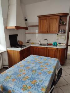 A kitchen or kitchenette at Appartamento in centro Tollegno