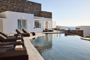 Bazén v ubytovaní Amazon Mykonos Suites & Spa alebo v jeho blízkosti