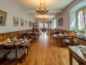 ein Restaurant mit Holztischen und -stühlen in der Unterkunft Hotel Heintz in Vianden