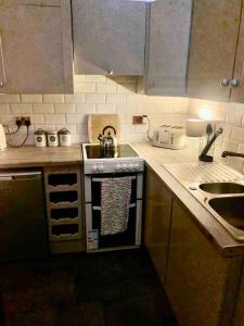 Kuchyň nebo kuchyňský kout v ubytování Mary Grays Hideaway 2 Bedroom Irish Cottage with Hot Tub