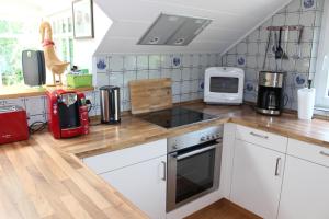 Kuchyň nebo kuchyňský kout v ubytování Ferienhaus "Am Deich 30"