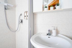 un baño con lavabo y ducha en Typical Apulian Apartment, en Martina Franca 16 fotos más