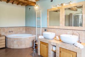 un bagno con due lavandini e una vasca di Villa Fenice - Elegant Country House a Borgo a Mozzano Altre 35 foto