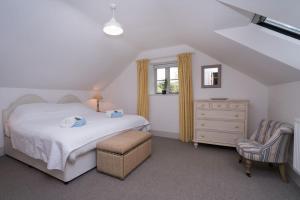 A bed or beds in a room at Bryn Derw