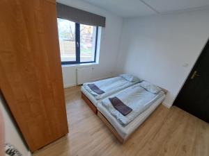 Łóżko lub łóżka w pokoju w obiekcie Noclegi przy Browarnej
