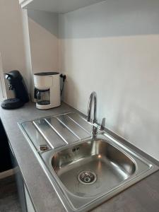 um lavatório de aço inoxidável numa cozinha com comodidades para preparar café em Happy Home Eeklo in Centre em Eeklo