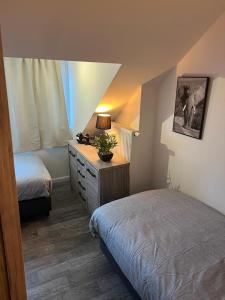 1 dormitorio con 2 camas y vestidor con lámpara en Happy Home Eeklo in Centre, en Eeklo