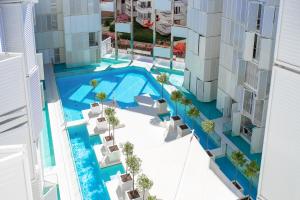 una vista aérea de un edificio con piscina en 06 LUXURY MARINA 3 BEDROOMS en Ibiza