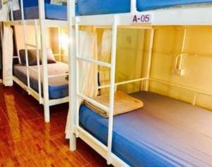 - deux lits superposés dans une chambre dans l'établissement 4Beds#Aircon#Mixeddorm#@Oldcity, à Chiang Mai