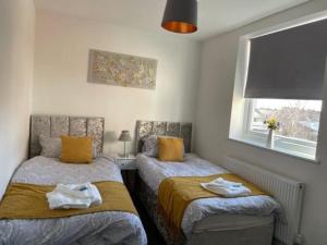 En eller flere senge i et værelse på Birkdale boutique Apartment