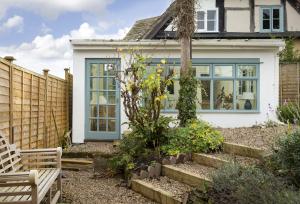 a home with a bench in the garden at Cobbler's Cottage in Pembridge
