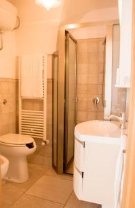ein Bad mit einem WC, einem Waschbecken und einer Dusche in der Unterkunft Casa del Carbonaio in Locorotondo
