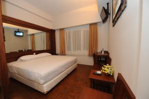 Tempat tidur dalam kamar di Wirton Hotel