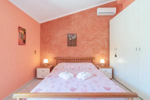 a bedroom with a bed with two towels on it at Il piccolo gelso in Marzamemi