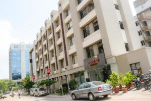 un edificio con un coche aparcado delante de él en Hotel Platinum Residency, en Ahmedabad