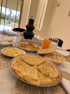 een tafel met borden eten op een tafel bij VILLA Halima in Marrakesh