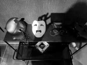 Nesher的住宿－Fifty Shapes，一张带面具的桌子和其他物品