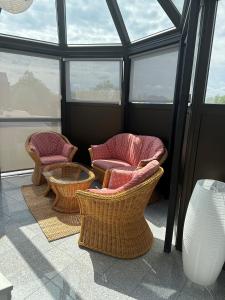 une chambre avec trois chaises, une table et des fenêtres dans l'établissement RFM Tingsryd, à Tingsryd