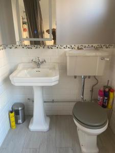 ein Bad mit einem WC und einem Waschbecken in der Unterkunft Mid City Charm - 1-Bed Apartment in London in London