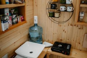 - un bureau avec un ordinateur portable et une bouteille d'eau dans l'établissement GLAMPING SLOVENSKO, à Konská