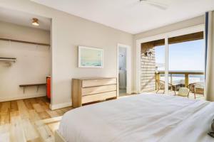 una camera da letto con un grande letto bianco e una finestra di New Modern Waterfront Home w Saltwater Pool a Salvo Altre 51 foto