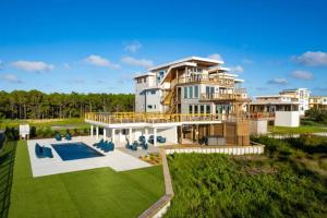 una vista aerea di una grande casa con piscina di New Modern Waterfront Home w Saltwater Pool a Salvo