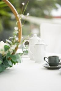uma mesa com duas chávenas e um bule de chá e um prato em BMC Home em Boscotrecase