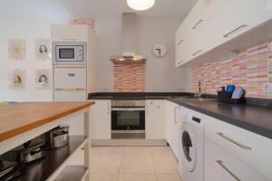 A kitchen or kitchenette at Sabbia Suites Casa Nina
