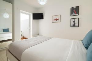 A bed or beds in a room at Sabbia Suites Casa Nina