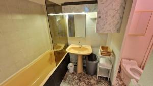 Et badeværelse på Appart hôtel Roanne hyper centre ville + 9 billeder