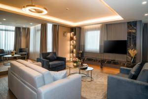 伊斯坦布尔Arts Hotel Taksim的带沙发和平面电视的客厅