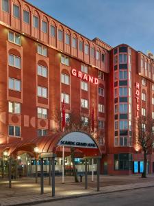 un gran edificio rojo con un cartel en él en Scandic Grand Hotel, en Örebro