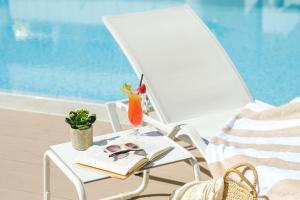 Basen w obiekcie Welikehotel Triton Beach lub w pobliżu