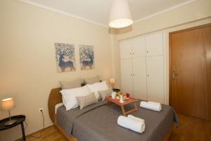 sypialnia z łóżkiem ze stołem w obiekcie Medea's Luxury Apartment w mieście Perea