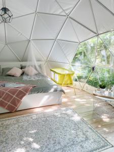 una camera da letto in una tenda a cupola con un letto e un tavolo di Hiiumaa Tiglu a Hiiumaa