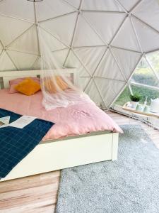 ein Schlafzimmer mit einem Bett in einer Jurte in der Unterkunft Hiiumaa Tiglu in Hiiumaa