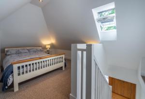 a bedroom with a bed and a window at Beau View Cottage in Bekesbourne