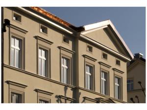 un edificio con muchas ventanas a un lado. en Monello Apartments - Charmanter Altbau, en Bamberg