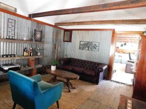 uma sala de estar com um sofá e uma mesa em Tara Stables em Littlehampton