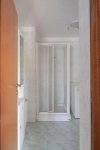 um quarto vazio com uma porta de vidro num quarto em EUR Mostacciano - 6 ospiti WIFi AC em Roma