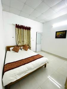 a bedroom with a large bed in a room at Nhà Nghỉ Mộc Châu Ecolodge in Mộc Châu
