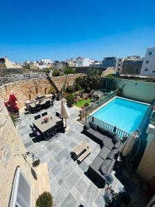 una vista aérea de una piscina en un edificio en Id-dar Taz-zija Holiday Home including pool & garden en Siġġiewi