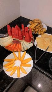 due piatti di frutta su un piano di lavoro di Topazzo Hotel a Uruara