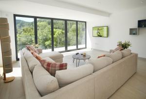 uma sala de estar com um sofá grande e uma mesa em Teign Vale em Cheriton Bishop