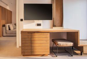 TV a/nebo společenská místnost v ubytování Platanista Hotel
