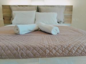 un letto con due asciugamani sopra di New cozy sd No1 in Tzafi Apartments a Mesongi