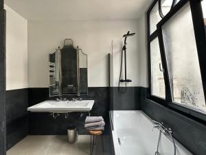 Suites Number 22 Antwerpにあるバスルーム