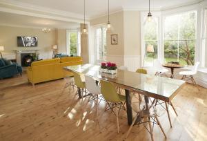 Un comedor y una sala de estar con mesa y sillas. en Rosevean House, en St. Agnes