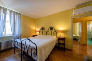 una camera con un grande letto e pareti gialle di Residenza Corsocangrande25 a Lazise