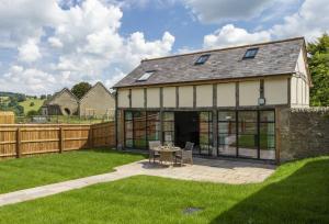 an extension to a house with a garden at The Timber Barn in Downton
